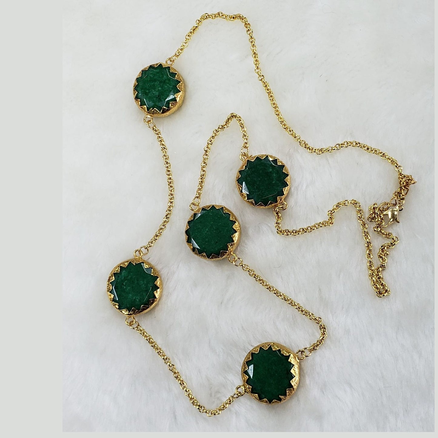 Kalung Dewi Bulan dalam Aventurine Hijau